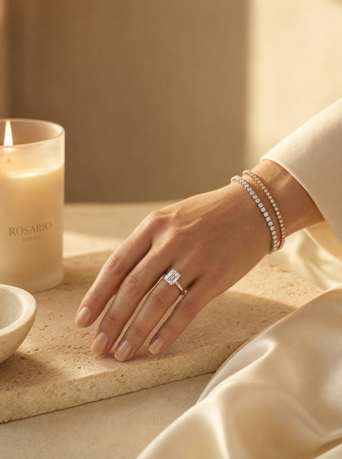 Anillo y pulsera de diamantes sobre superficie de mármol claro