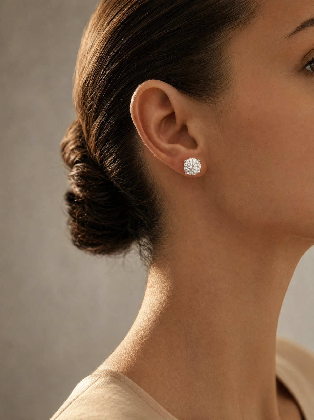 Aretes de oro de Rosario Joyería puestos, vista de perfil del rostro