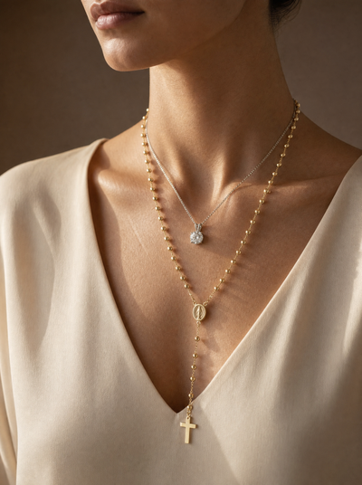Mujer con collar de oro de Rosario Joyería, retrato en luz natural