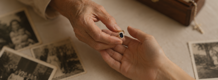 Manos de dos generaciones con anillos y pulseras de oro de Rosario Joyería