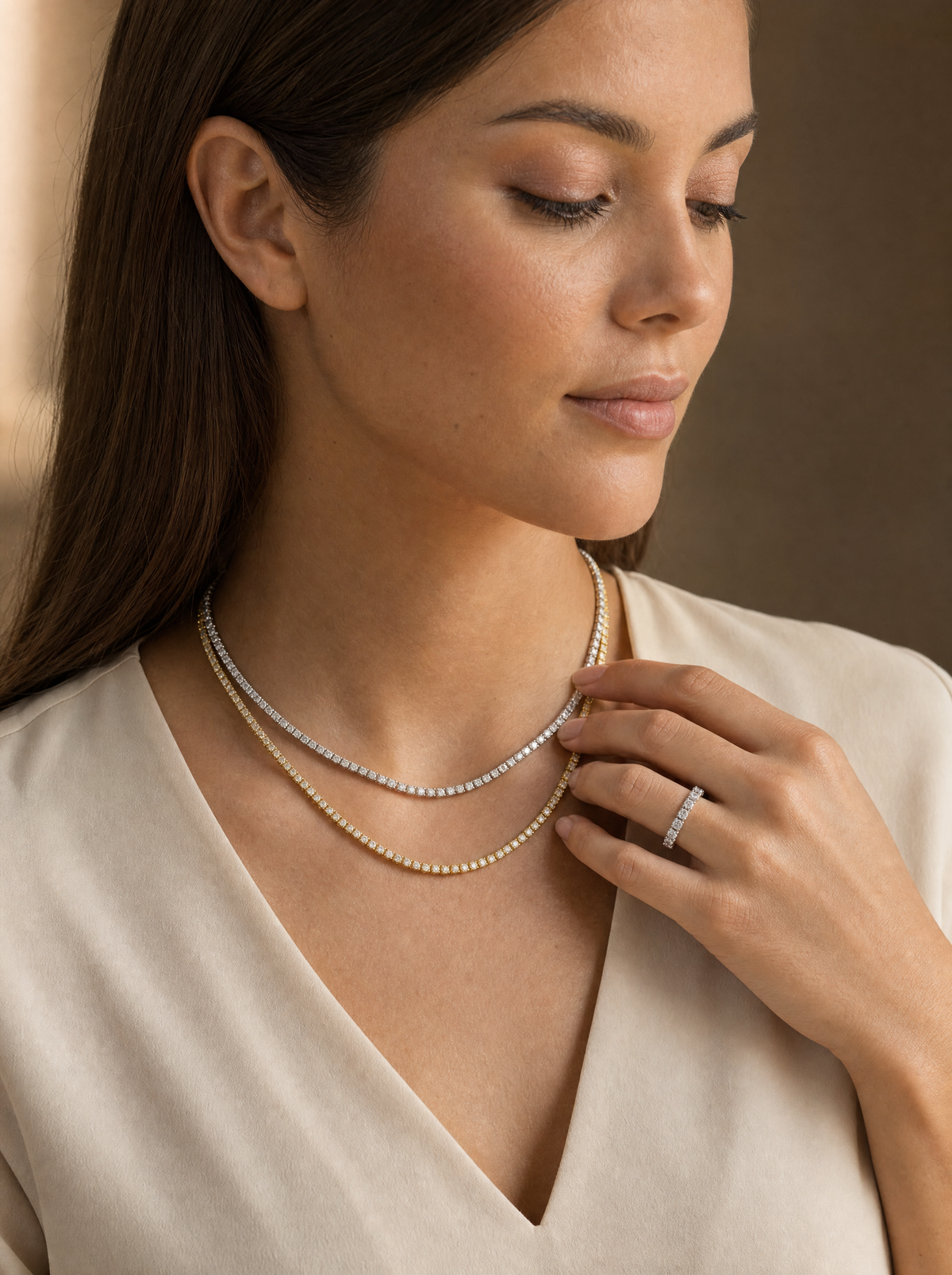 Retrato de mujer con collar de rosario y anillo de oro de Rosario Joyería