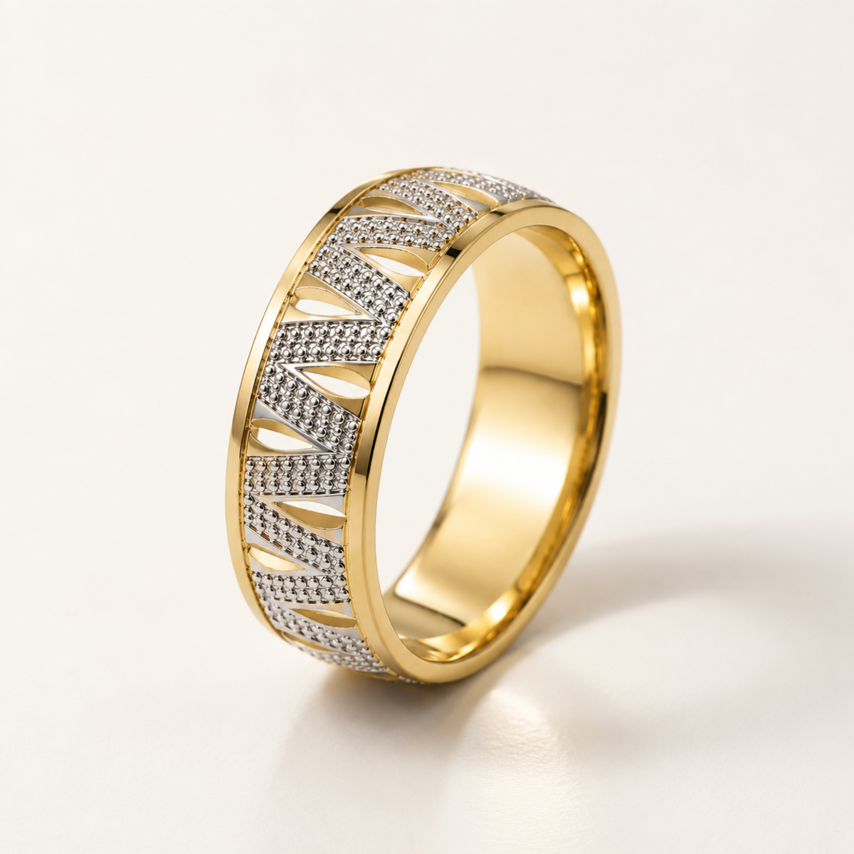 Anillo chevron de oro bicolor 14k puesto en el dedo índice de una mano