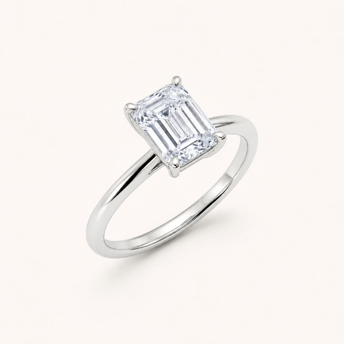 Anillo de compromiso con diamante corte esmeralda puesto en el dedo anular