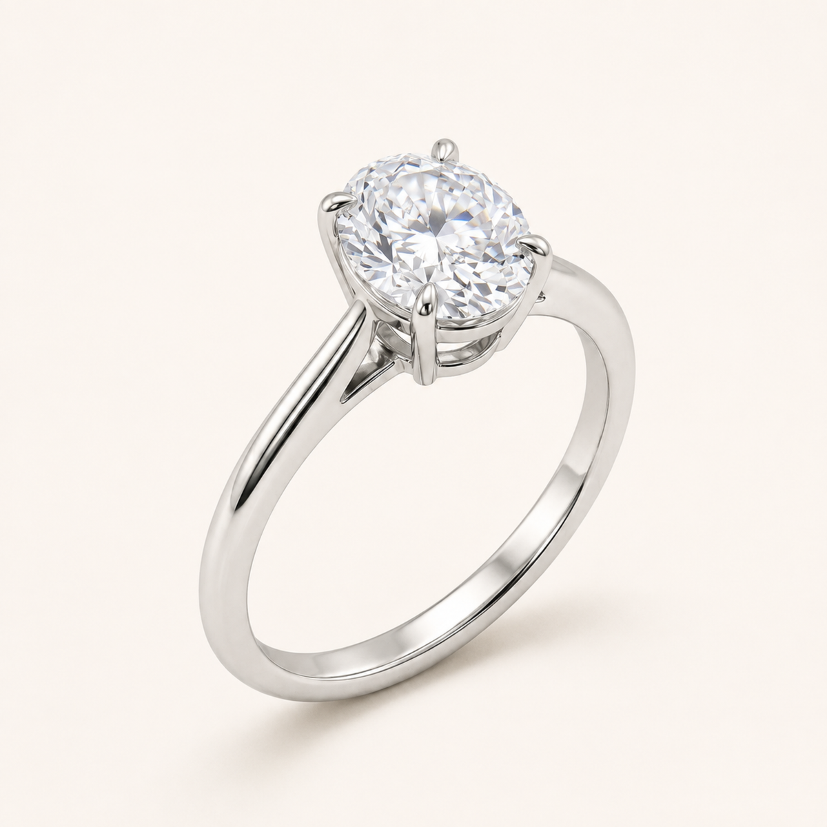 Anillo de compromiso con diamante oval de 2 quilates puesto en el dedo anular