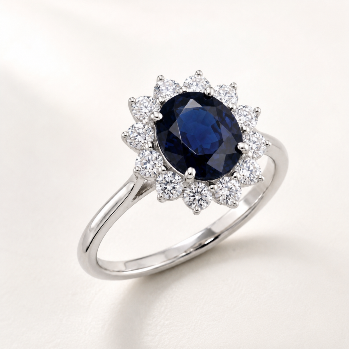 Anillo de zafiro oval con halo de diamantes puesto en la mano