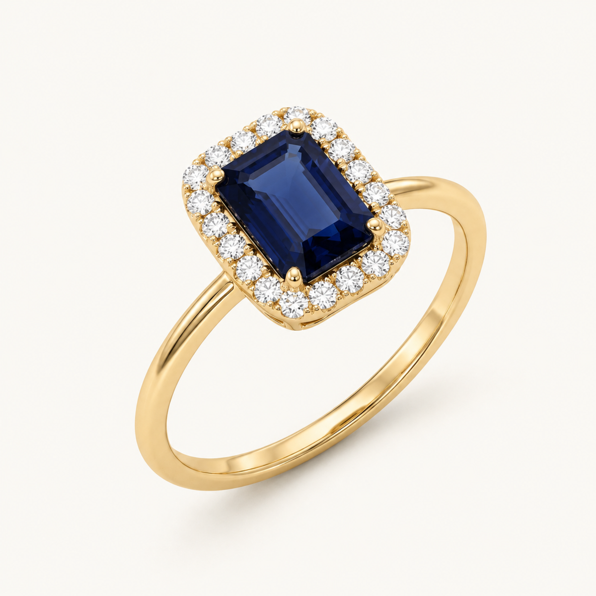Anillo de zafiro rectangular con halo de diamantes puesto en la mano