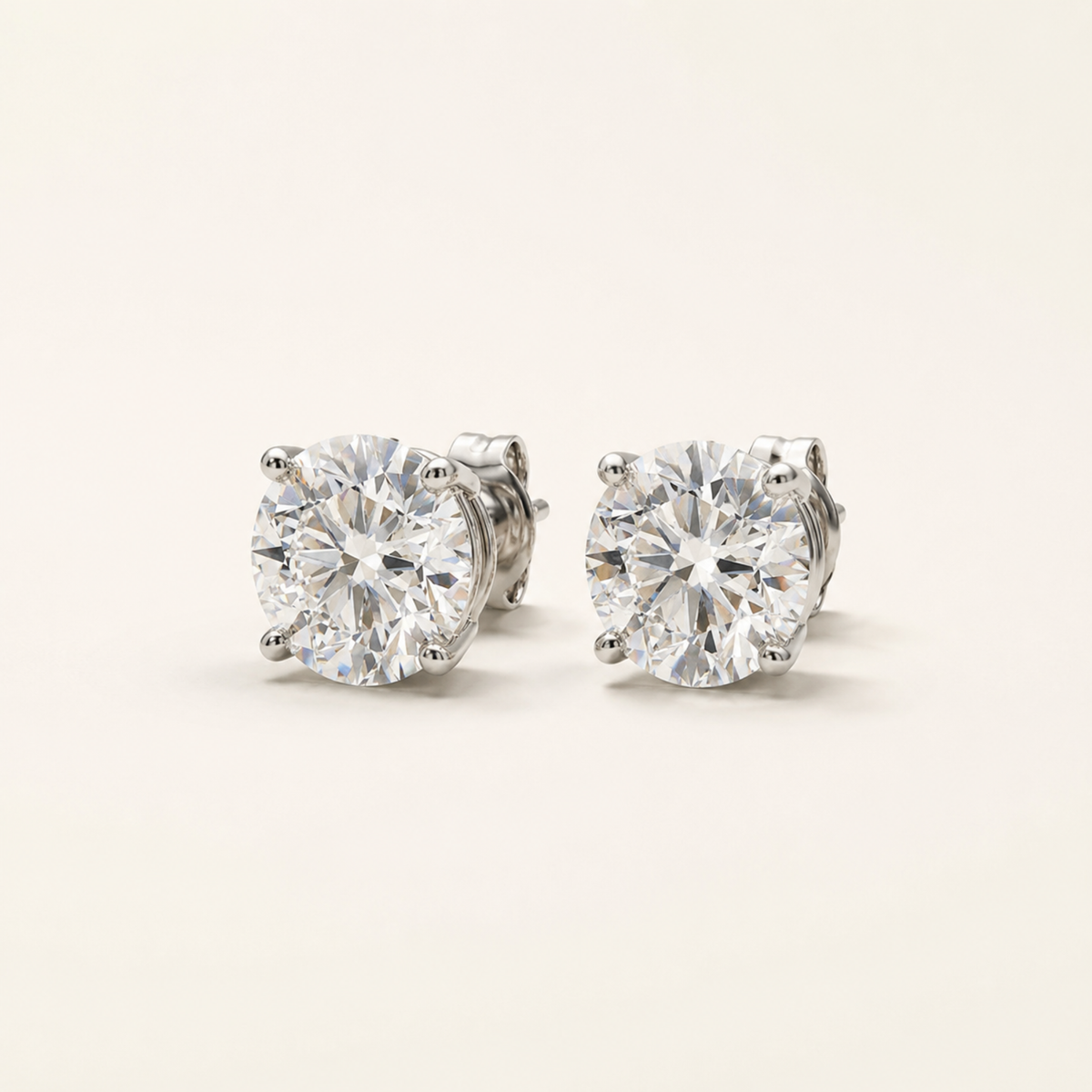 Aretes studs de diamante puestos en la oreja, vista de perfil
