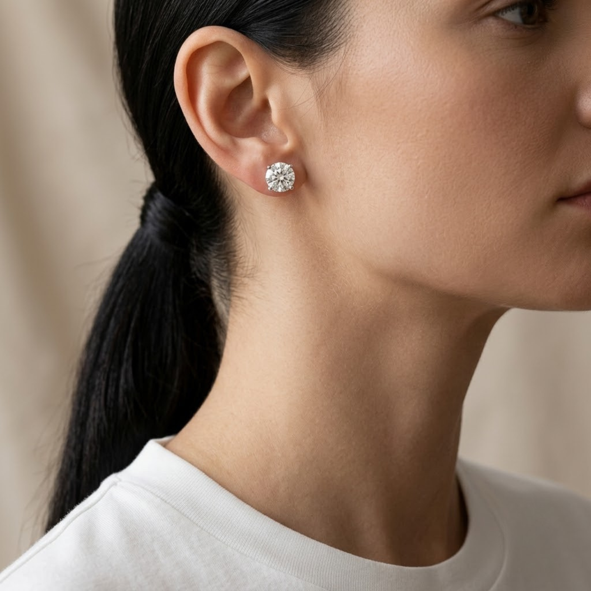 Aretes studs de diamante puestos en la oreja, vista de perfil