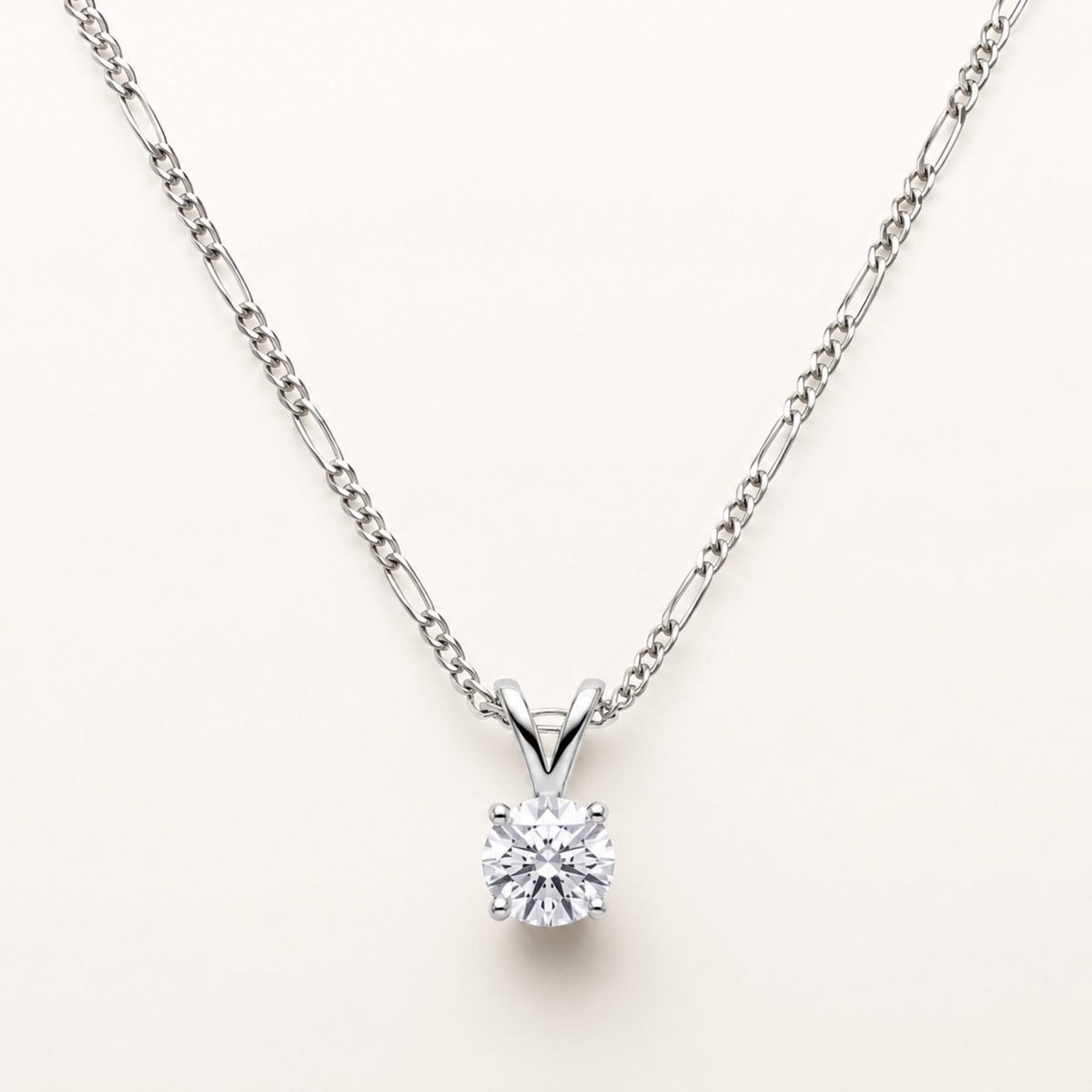 Collar con dije de diamante solitario puesto al cuello sobre piel