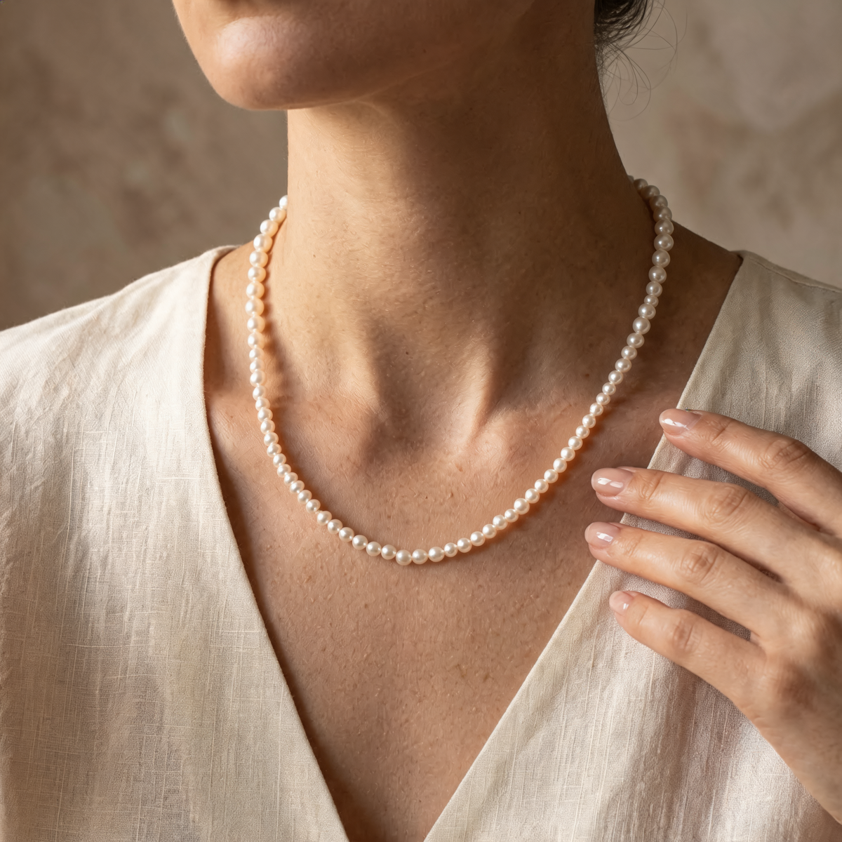Collar de perlas naturales con oro 14k puesto al cuello