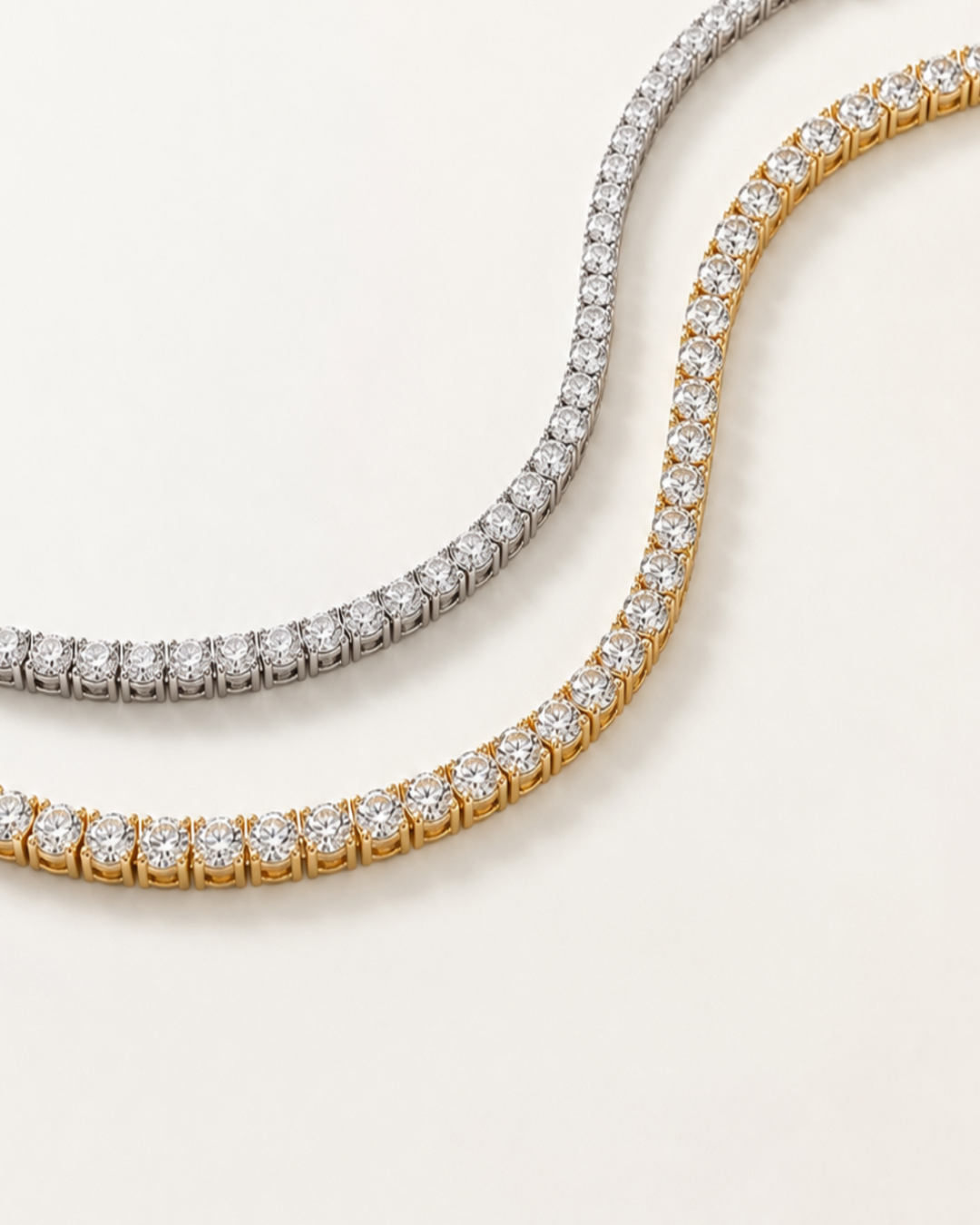 Collar tennis de diamantes puesto al cuello
