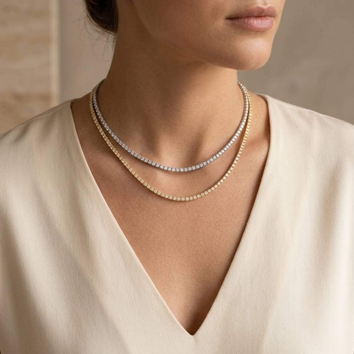 Collar tennis de diamantes puesto al cuello