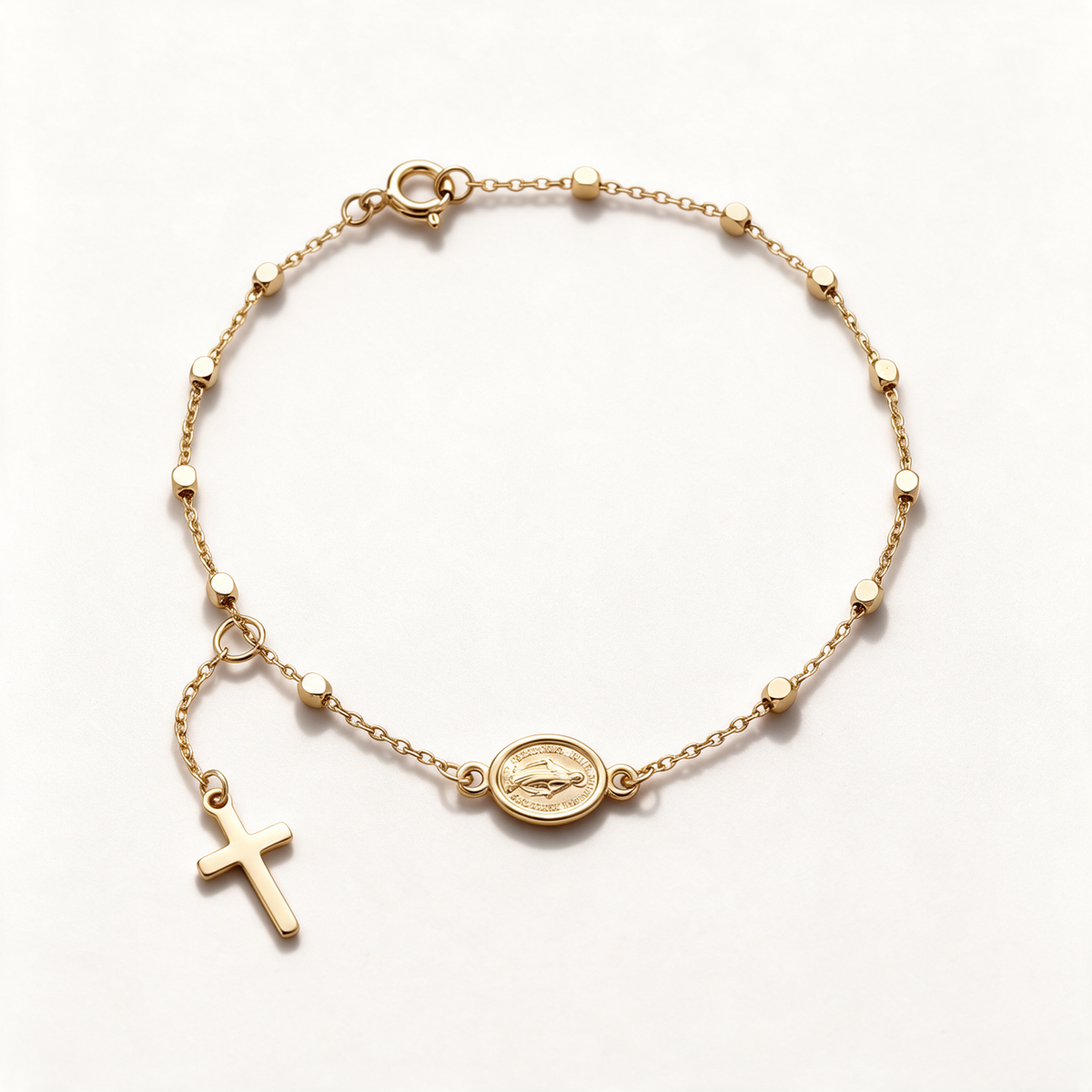 Pulsera con medalla de la Virgen de Guadalupe y cruz puesta en la muñeca