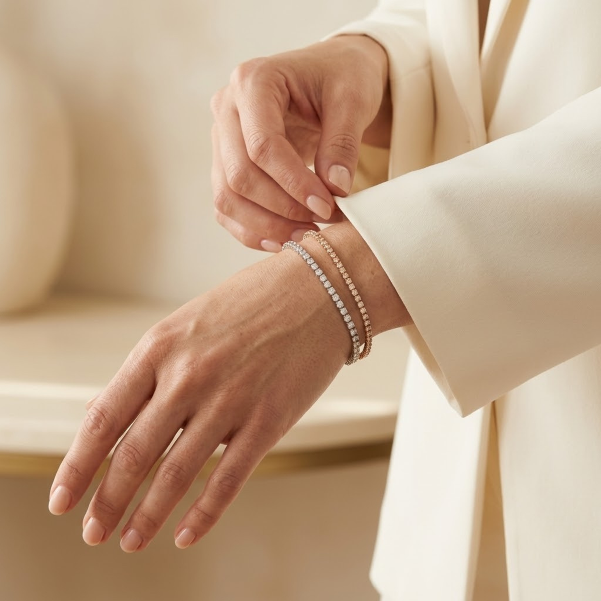 Pulsera tennis de diamantes puesta en la muñeca, con brillo bajo luz natural