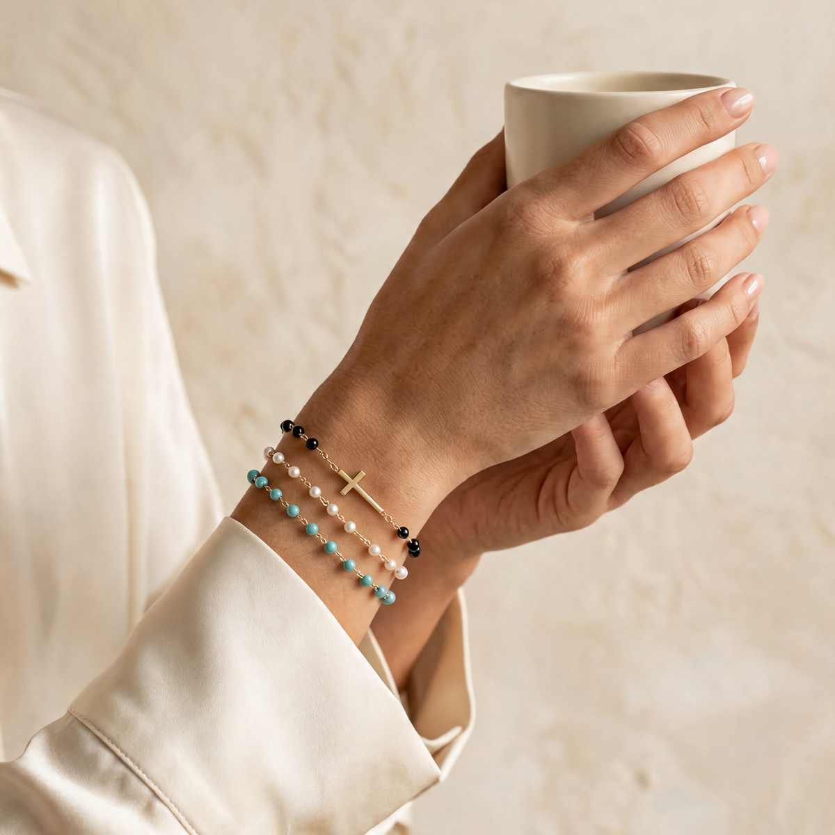 Tres pulsera en oro amarillo de 14 quilates, con eslabones y perlas de piedras preciosas
